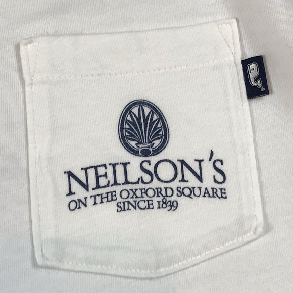 Vineyard Vines Neilson’s On The Oxford Square Since 1839 Men’s Long Sleeve Shirt - Picture 7 of 10